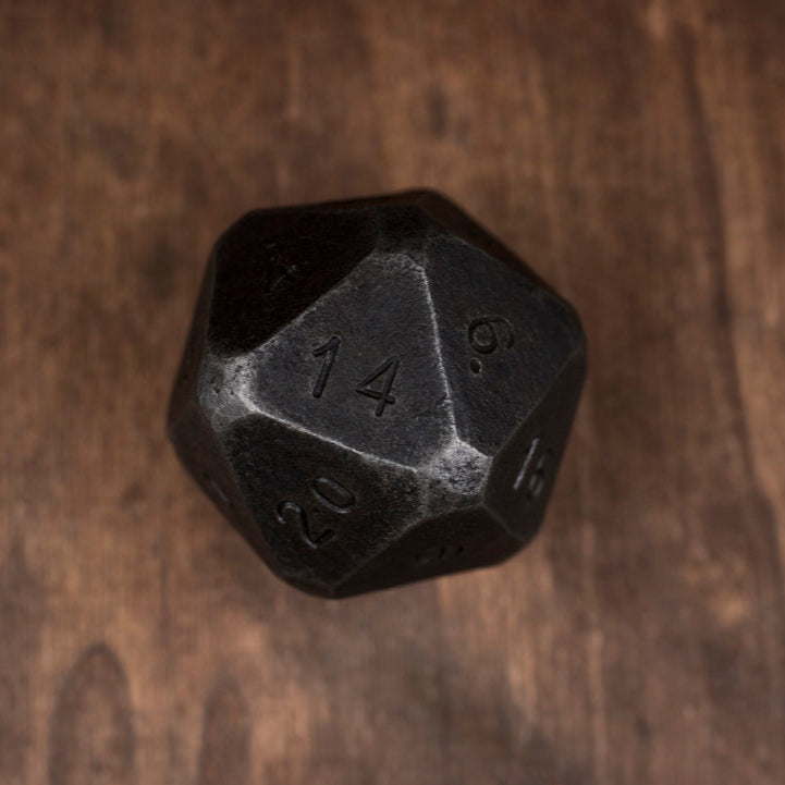 Handgeschmiedeter Chonky D20 Stahlwürfel 50mm
