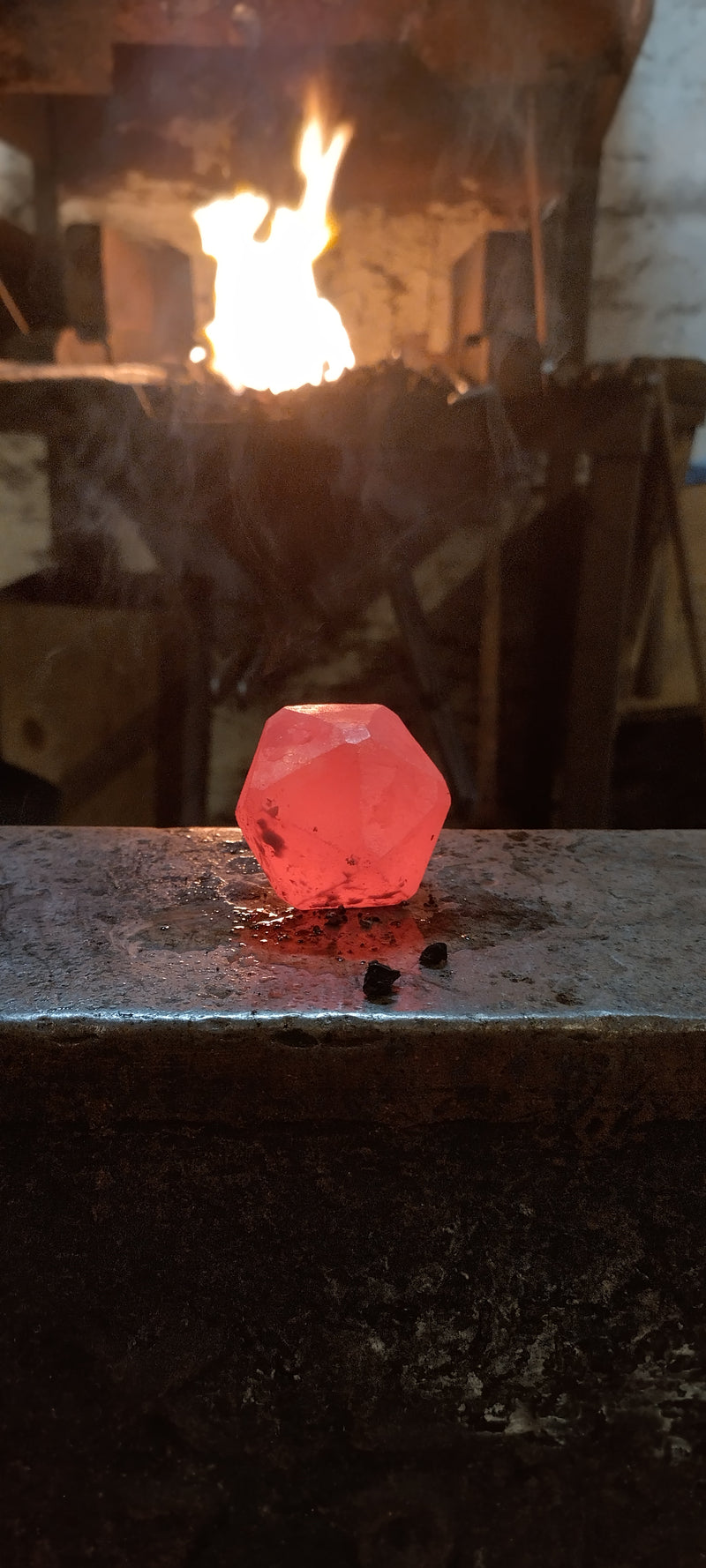Handgeschmiedeter Chonky D20 Stahlwürfel 50mm