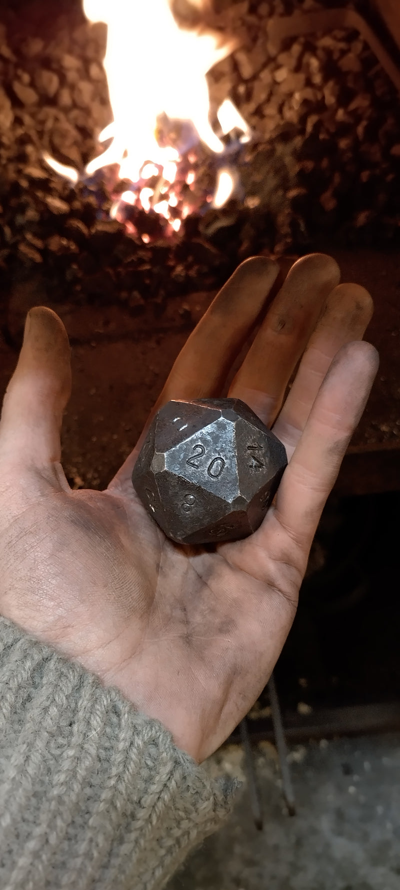 Handgeschmiedeter Chonky D20 Stahlwürfel 50mm